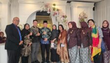 Wagub Banten Achmad Dimyati Natakusumah berfoto bersama jajaran pengurus Serikat Media Siber Indonesia (SMSI) dan panitia acara di lobi tempat resepsi pernikahan.