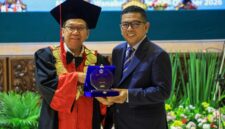 Andra Soni menerima plakat penghargaan dari pimpinan kampus dalam acara Wisuda XXVII STIE Bhakti Pembangunan di Auditorium Manggala Wanabakti