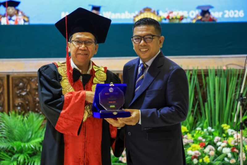 Andra Soni menerima plakat penghargaan dari pimpinan kampus dalam acara Wisuda XXVII STIE Bhakti Pembangunan di Auditorium Manggala Wanabakti