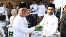 Andra Soni secara simbolis menyerahkan bantuan Unit Pengumpul Zakat (UPZ) Pemprov Banten dalam rangkaian peringatan Hari Santri Nasional 2026 di Pandeglang