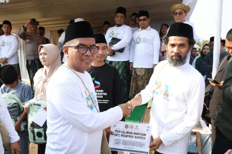 Andra Soni secara simbolis menyerahkan bantuan Unit Pengumpul Zakat (UPZ) Pemprov Banten dalam rangkaian peringatan Hari Santri Nasional 2026 di Pandeglang