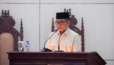 Gubernur Banten Andra Soni menyampaikan penjelasan usulan perubahan Perda Pengelolaan Barang Milik Daerah (BMD) dalam Rapat Paripurna DPRD Provinsi Banten di Kota Serang.