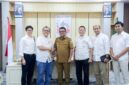 Gubernur Banten Andra Soni berfoto bersama pengurus DPD Real Estate Indonesia (REI) Banten usai pertemuan di Kantor Gubernur Banten, Jalupang, Serpong Utara, Kota Tangerang Selatan.