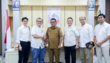 Gubernur Banten Andra Soni berfoto bersama pengurus DPD Real Estate Indonesia (REI) Banten usai pertemuan di Kantor Gubernur Banten, Jalupang, Serpong Utara, Kota Tangerang Selatan.