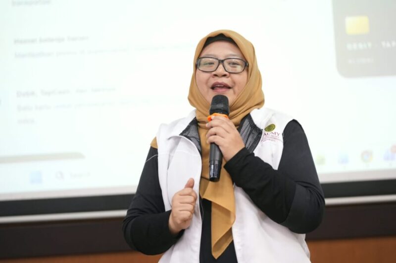 Foto Direktur Direktorat Kewirausahaan UMY saat menyampaikan portal digital untuk alumni UMY pada penutupan Rakernas KAUMY 2026 di UMY