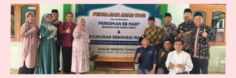 Kepala Subdirektorat Pengabdian pada Masyarakat UMY (gamis dan jilbab pink) bersama perwakilan tim dosen pengabdi dan pengurus PRM Bangunjiwo Barat dalam peresmian BB Mart di Masjid Ngesthi Tunggal, Wonotawang, Bangunjiwo, Kasihan, Bantul, Ahad (25/10/2026)