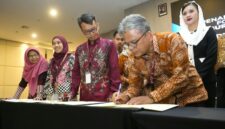 Dekan FH UMY, Prof. Iwan Satriawan melakukan penandatanganan kerja sama dengan DPN Peradi Profesional